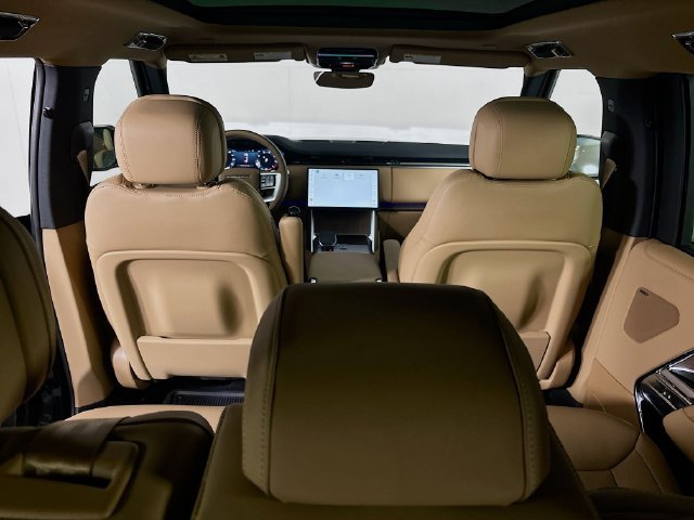New 2026 Land Rover Range Rover Long Wheelbase SE AWD/4WD image 23