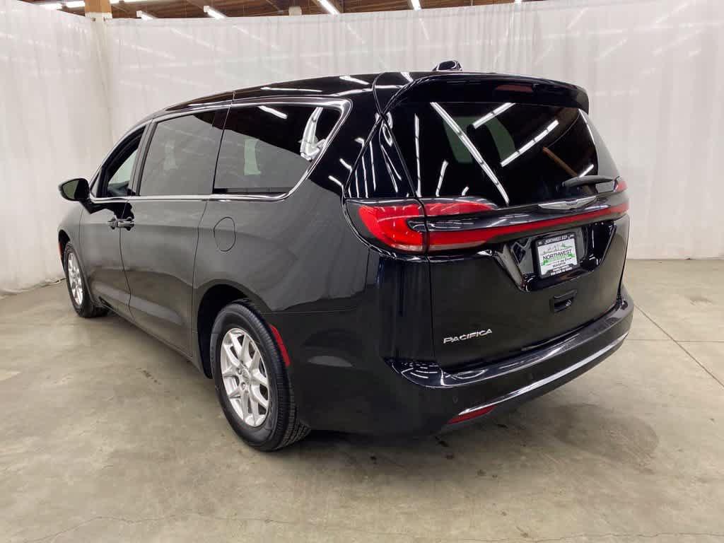 Used 2025 Chrysler Pacifica Select FWD image 4