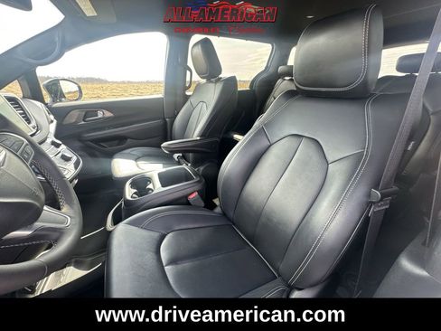 Used 2025 Chrysler Pacifica Select image 18