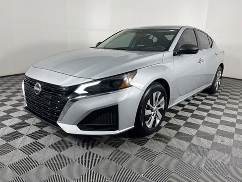 Used 2024 Nissan Altima 2.5 S FWD image 6