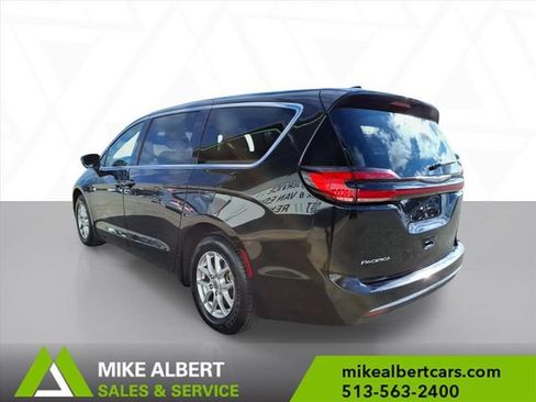 Used 2023 Chrysler Pacifica Touring-L FWD image 5