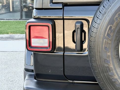 Used 2021 Jeep Wrangler Unlimited Sahara AWD/4WD image 11