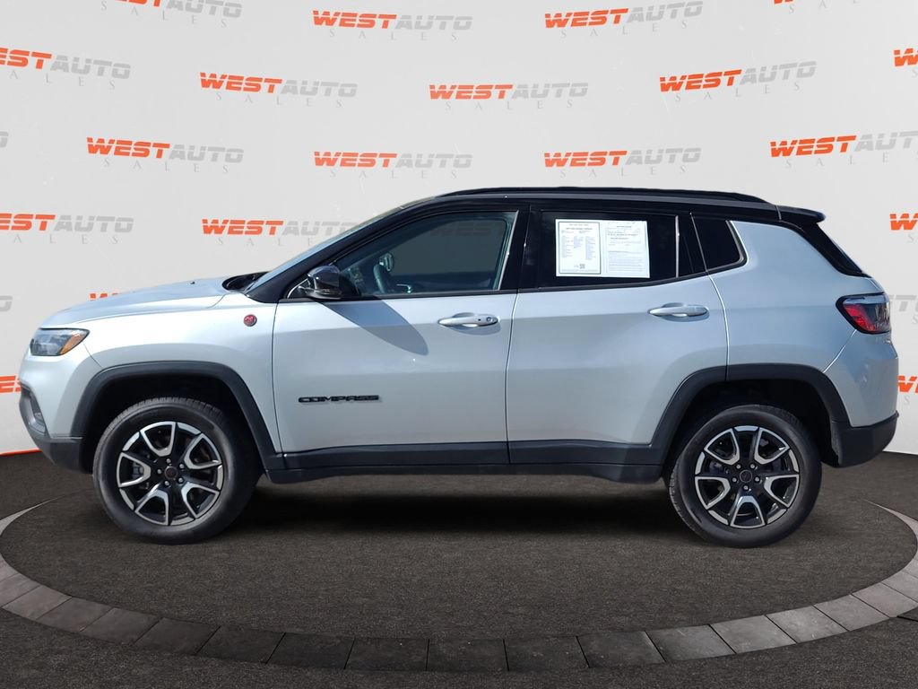 Used 2025 Jeep Compass Trailhawk AWD/4WD image 2
