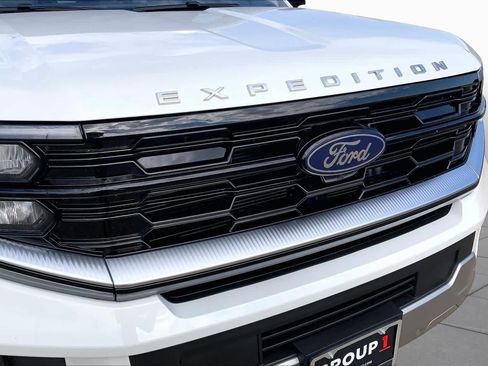 Used 2025 Ford Expedition Platinum w/ Driver's Package AWD/4WD image 30