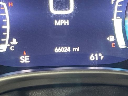 Used 2024 Chrysler Pacifica Touring-L FWD image 22