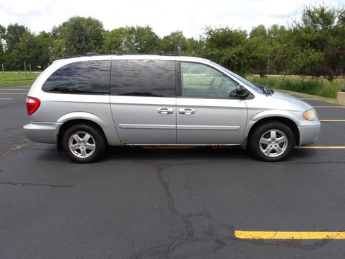 Used 2005 Dodge Grand Caravan SXT FWD image 2