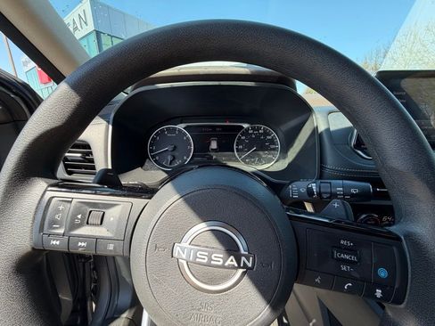 Used 2023 Nissan Rogue SV image 10