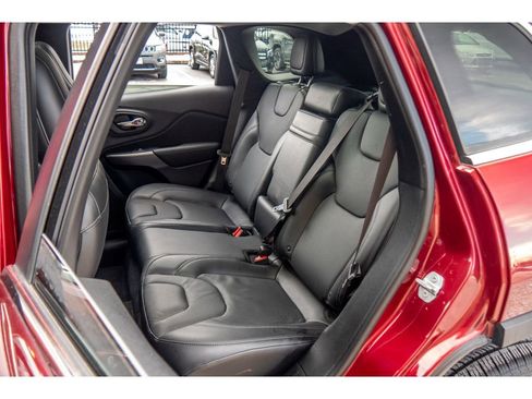 Used 2019 Jeep Cherokee Limited image 18