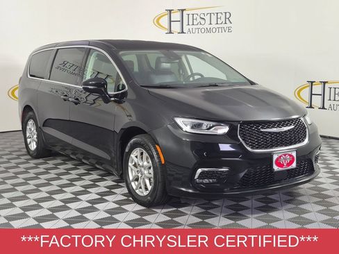 Used 2024 Chrysler Pacifica Touring-L FWD image 2