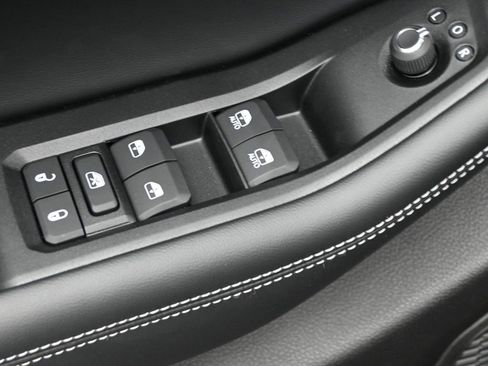 New 2025 Jeep Grand Cherokee Altitude image 21