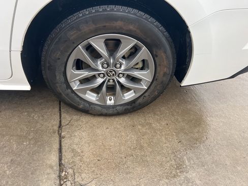 Used 2021 Toyota Sienna LE image 9