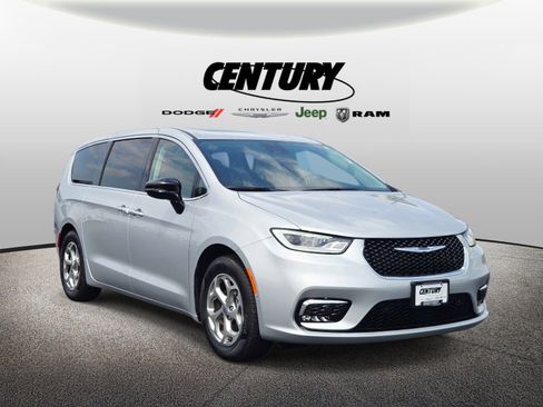 Used 2024 Chrysler Pacifica Limited image 1