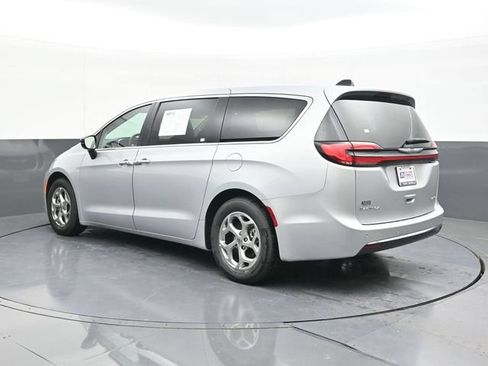 Used 2024 Chrysler Pacifica Limited FWD image 9