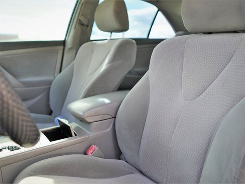 Used 2010 Toyota Camry LE FWD image 10