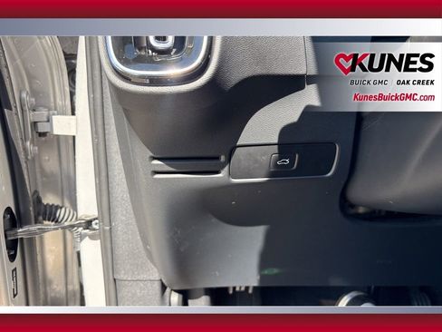 Used 2024 Volvo XC40 B5 Core image 18