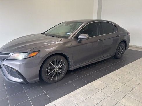 Used 2022 Toyota Camry SE FWD image 1