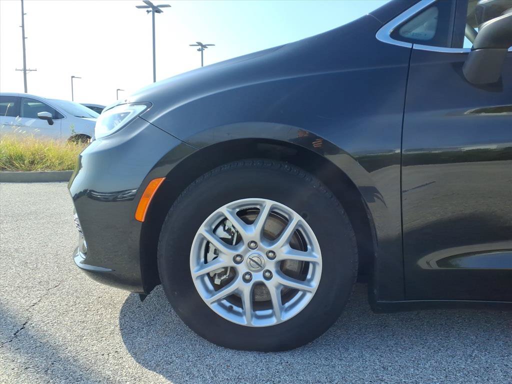 Used 2023 Chrysler Pacifica Touring-L FWD image 5