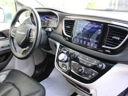 Used 2018 Chrysler Pacifica Touring-L Plus image 18