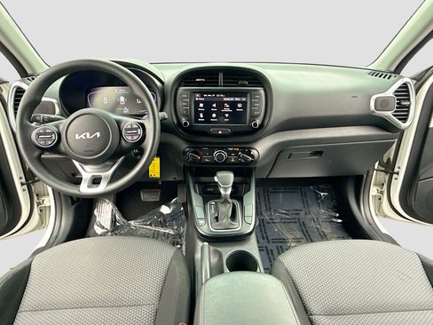 Used 2023 Kia Soul LX image 3