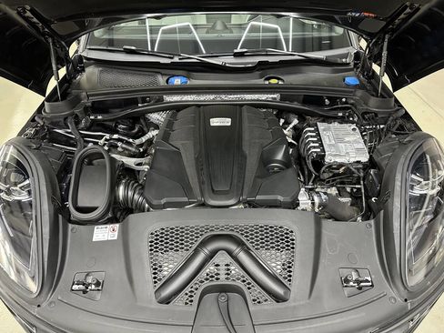 Used 2024 Porsche Macan S image 7