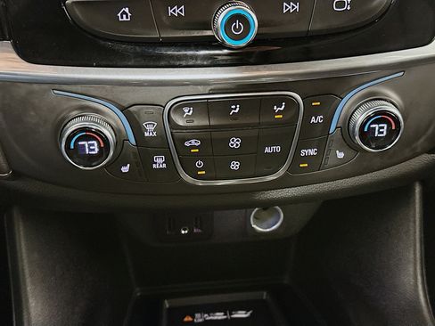 Used 2023 Chevrolet Traverse LT w/ Rear Camera Mirror Package image 23