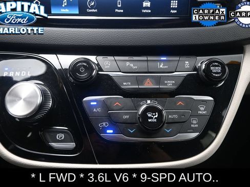 Used 2023 Chrysler Pacifica Touring-L FWD image 15