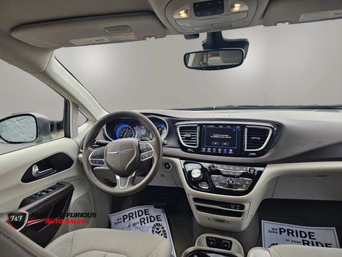 Used 2020 Chrysler Pacifica Touring w/ Advanced Safetytec Group FWD image 18