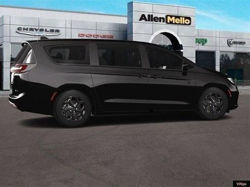 New 2023 Chrysler Pacifica Touring-L w/ S Appearance Package image 15