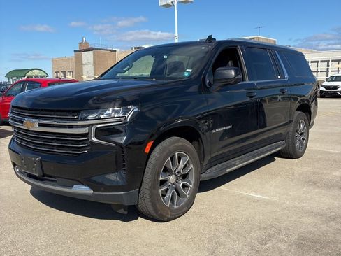 Used 2021 Chevrolet Suburban LT w/ LT Signature Package image 3