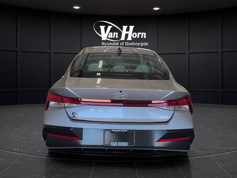 Certified 2025 Hyundai Elantra Limited FWD image 6