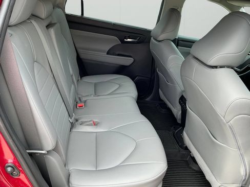 Used 2022 Toyota Highlander XLE AWD/4WD image 17