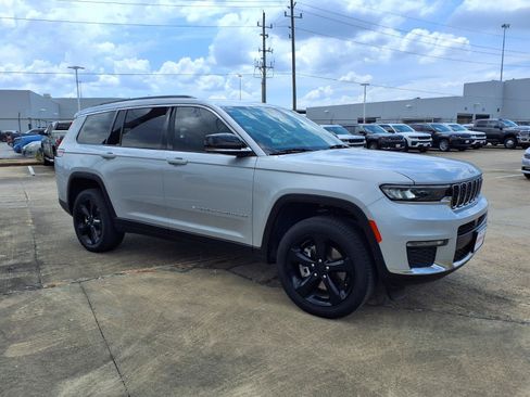 Used 2025 Jeep Grand Cherokee L Limited w/ Trailer Tow Package RWD image 2