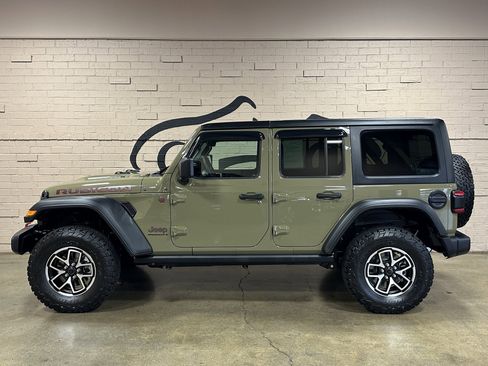 Used 2025 Jeep Wrangler Rubicon w/ Technology Group image 8
