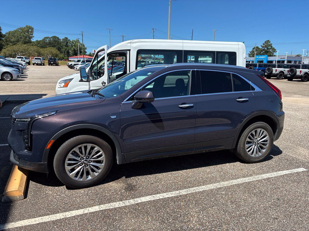 Used 2025 Cadillac XT4 Premium Luxury AWD/4WD image 2