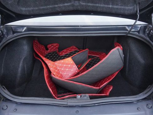 Used 2017 Dodge Challenger SXT image 3