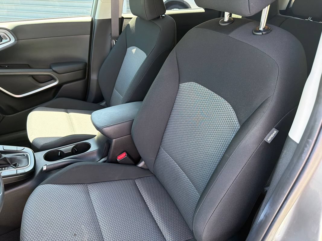 Used 2025 Kia Soul LX w/ LX Technology Package FWD image 10