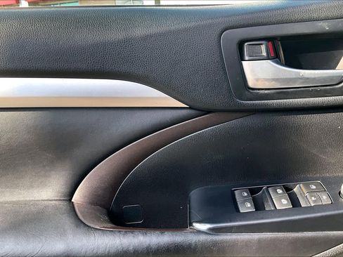 Used 2018 Toyota Highlander XLE w/ Protection Package #3 image 22