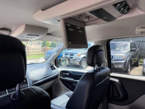 Used 2014 Chrysler Town & Country Touring image 23