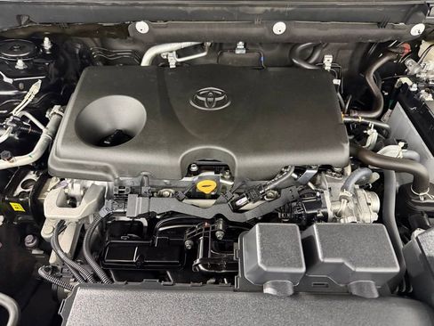 Used 2025 Toyota RAV4 XLE AWD/4WD image 31