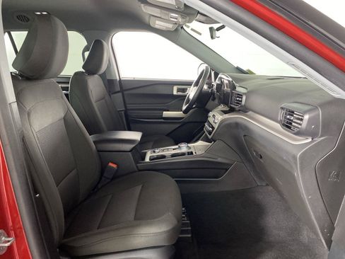 Used 2023 Ford Explorer XLT AWD/4WD image 3
