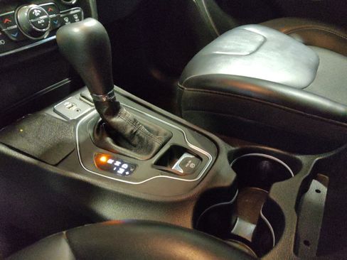 Used 2019 Jeep Cherokee Latitude Plus w/ Comfort/Convenience Group image 26