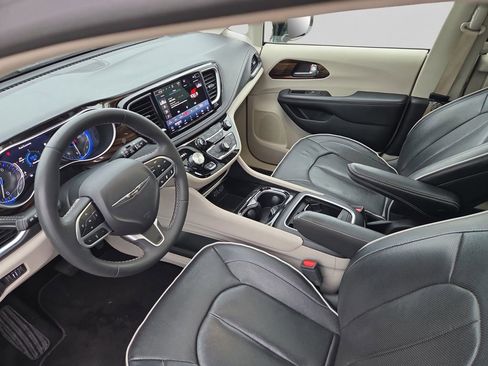 Used 2023 Chrysler Pacifica Limited FWD image 14