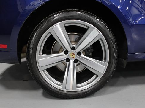 Certified 2025 Porsche Macan image 13