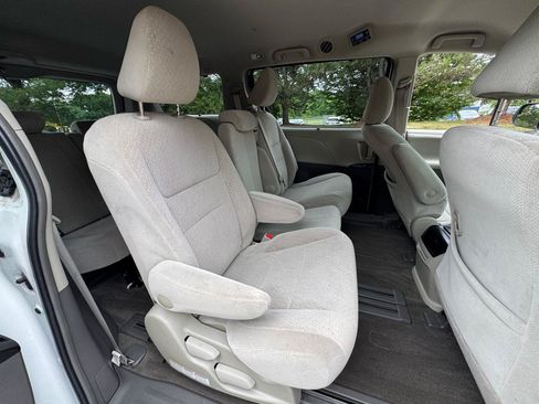 Used 2017 Toyota Sienna LE FWD image 12