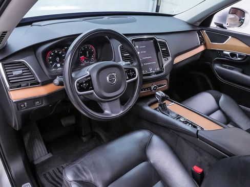 Used 2021 Volvo XC90 T6 Momentum w/ Advanced Package image 2