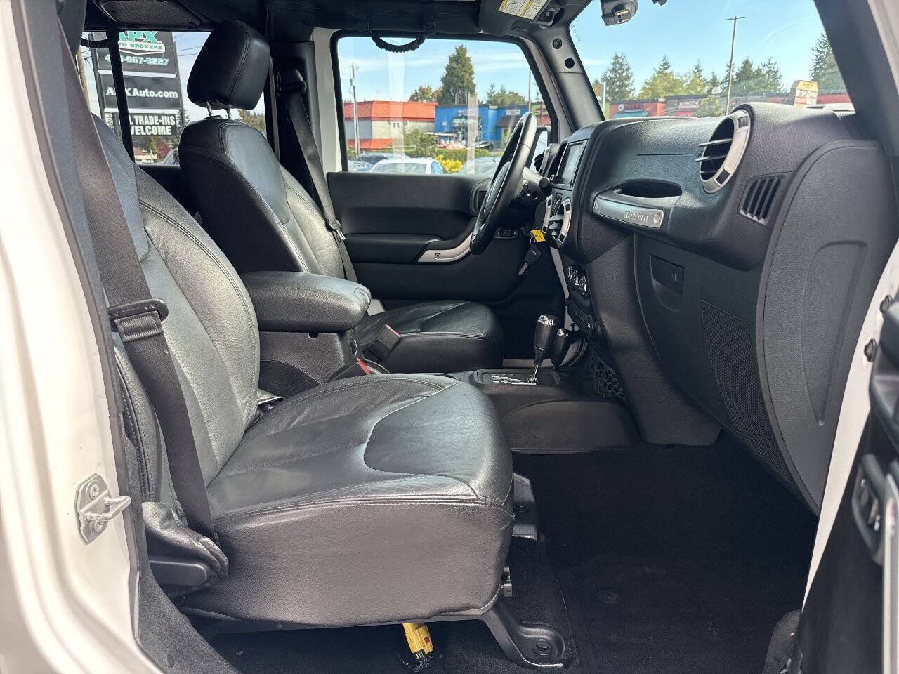 Used 2016 Jeep Wrangler Unlimited Sahara w/ Connectivity Group AWD/4WD image 16