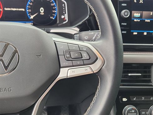 Used 2022 Volkswagen Taos SEL image 9