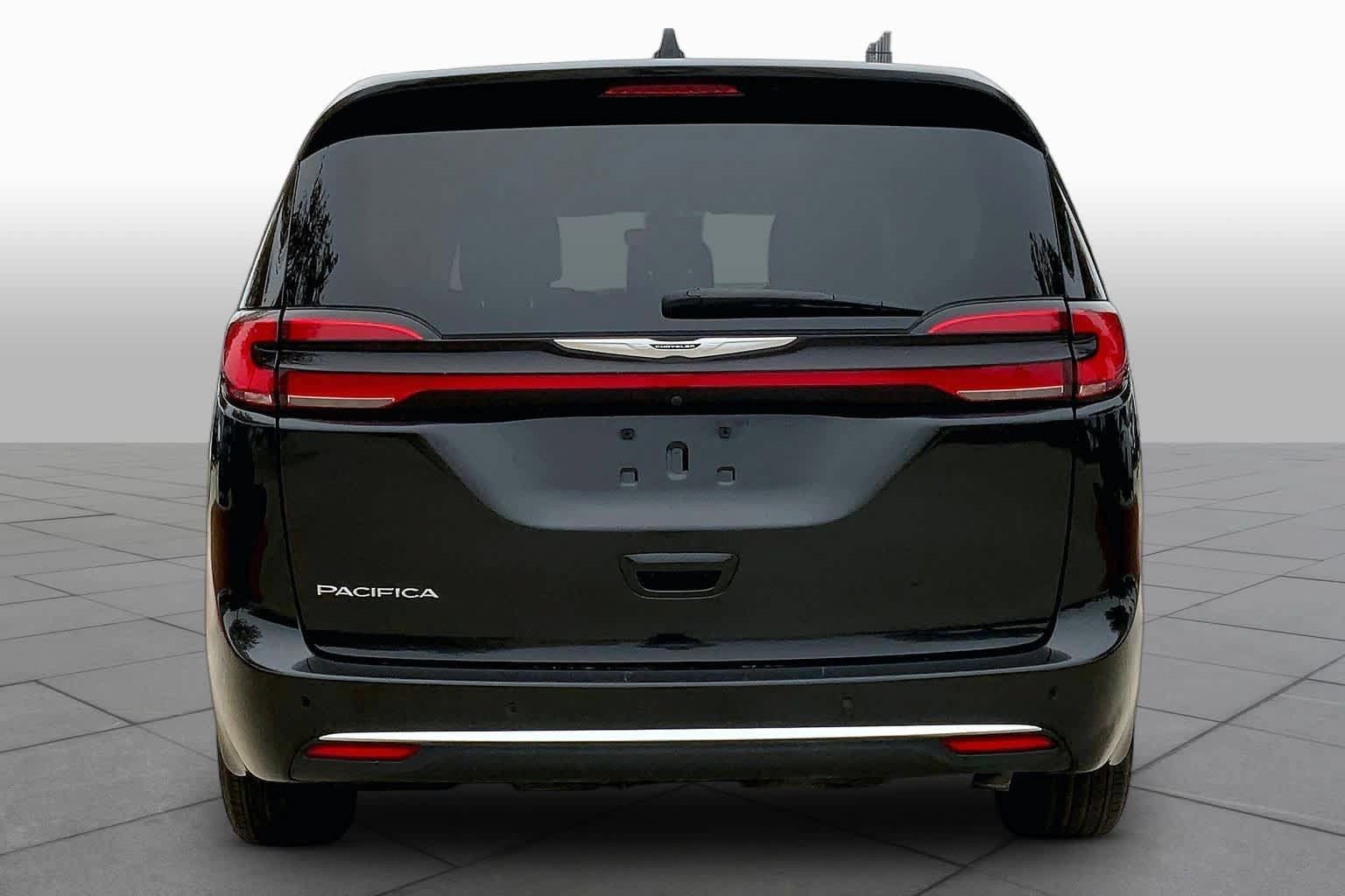 Used 2023 Chrysler Pacifica Touring-L FWD image 5