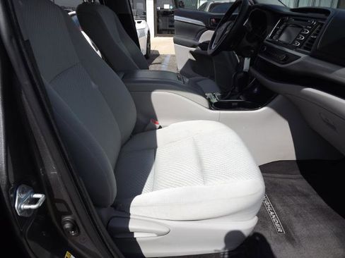 Used 2017 Toyota Highlander LE w/ Carpet Mat Package image 29