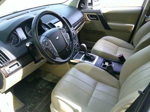 Used 2013 Land Rover LR2 image 34